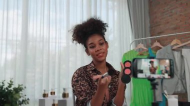 Kadın nüfuzlu kişi canlı yayında video görüntülerini çekiyor. Makyaj çok önemli sosyal medya ya da blog. Kozmetik stüdyosu ışıklandırmalı mutlu genç kız çevrimiçi pazarlama oturumu yayını için..