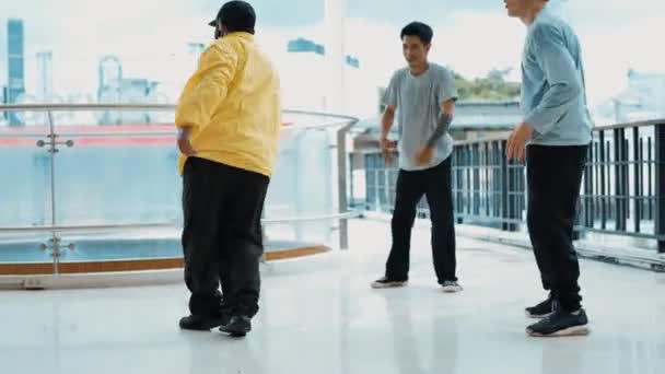 Hip Hop Tienergroep Voeren Boy Dans Winkelcentrum Gang Met Stad — Stockvideo