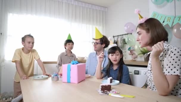 迷人的家人一边庆祝女儿的生日 一边在装饰着彩色气球的现代厨房里聊天 快乐的亚洲女孩和微笑的父母一起吃蛋糕 教育学 — 图库视频影像