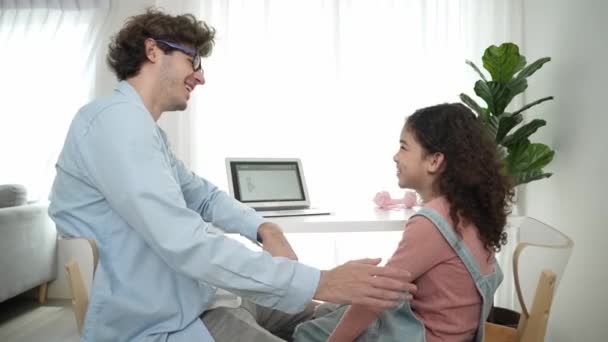 Ojciec Rozmawia Córką Wyjaśnić Generować Podczas Ekranu Laptopa Pokazać Inżynierskie — Wideo stockowe
