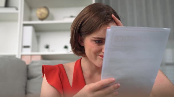 Stressad Ung Kvinna Har Ekonomiska Problem Med Kreditkortsskulder För Att — Stockvideo