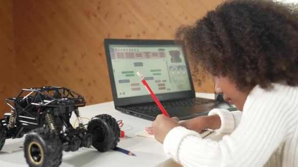 Chica Africana Inteligente Construir Coche Robótico Mientras Que Uso Cables — Vídeos de Stock