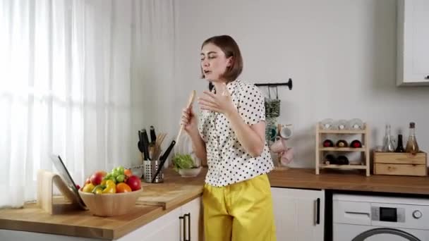 Mère Caucasienne Énergique Chantant Tenant Louche Cuisine Moderne Tout Cuisinant — Video