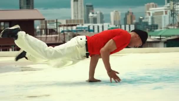 Professionele Aziatische Straatdanser Oefenen Boy Dance Terwijl Multiculturele Vrienden Het — Stockvideo