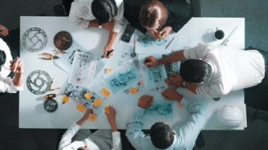 Türbin motor tasarımını gösteren ve hakkında konuşan yetenekli mühendisin en alt görüşü. Yetenekli tasarımcı veya teknisyen grubunun hava görüşü elektronik jeneratör inşaatını açıklıyor. Hizalama.