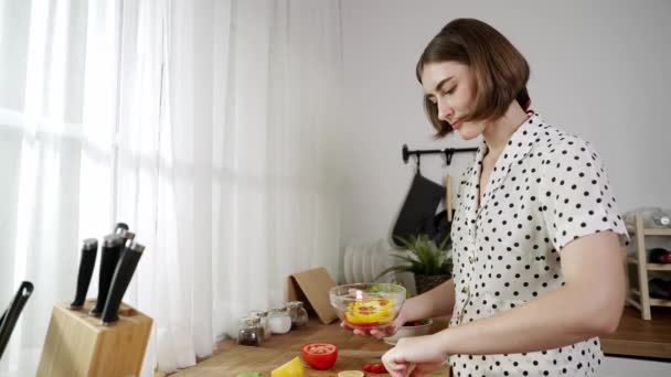Kaukázusi Anya Zöldséget Tett Tálba Salátát Készített Reggelire Míg Boldog — Stock videók