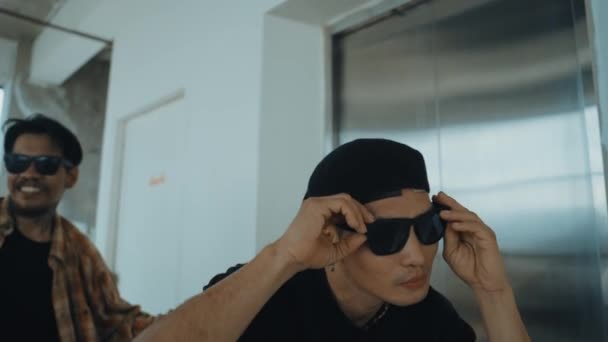 Multikulturell Hipster Grupp Tittar Kameran Medan Utföra Paus Dans Byggnad — Stockvideo