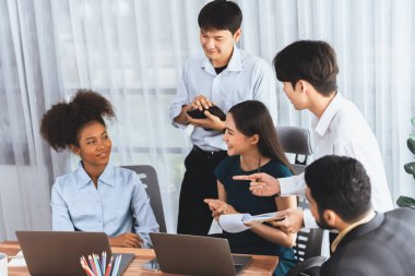 Mutlu iş adamları birlikte çalışır, şirket ofisinde tartışırlar. Profesyonel ve çeşitlilik takım çalışması iş planını bilgisayarda tartışır. Modern çok kültürlü ofis çalışanı. Uyum
