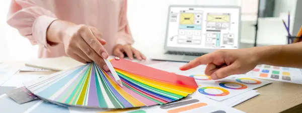室内设计人员的裁剪图像从彩色石板中选择颜色 而笔记本电脑则为手机应用程序和网站显示网站线框设计 创意设计和商业概念 — 图库照片