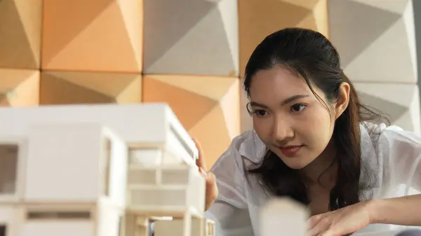 Porträt Einer Professionellen Asiatischen Architektin Die Büro Das Hausmodell Anschaut — Stockfoto