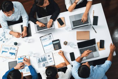 Üst düzey analist ekibi toplantı odasındaki mali verileri analiz etmek için BI Fintech 'i kullanıyor. İş anlayışı ve stratejik pazarlama planlaması için kağıt üzerinde analitik BI gösterge paneli. Tedbirli