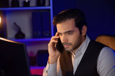 Akıllı iş adamı, akıllı telefondan ortağını ya da yatırımcısını arıyor. Hedef pazar veritabanı klasöründe satış kanalı disiplinlerini, Neon Dark Light Room 'daki ürün hizmetlerini analiz etmek için tartışıyor. Tahmin et..