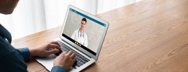 Hasta ile sanal görüşme için mod teletıp yazılım uygulaması tarafından çevrimiçi doktor görüntüsü çağrısı