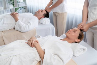 Kafkasyalı çift stres önleyici kafa masajının keyfini çıkarıyor ve lüks otellerde ya da otel spa salonlarında gündüz kaplıcalarında yüz güzelliği eğlencelerini şımartıyor. Sessiz.