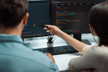 İki ekran ekranında yaratıcı web sitesi planlama yazılımını tartışan yetenekli geliştiriciler programı arka görüş konseptiyle ofiste tasarımı analiz eden tam yığın veri. Varsayım.