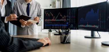 Profesyonel borsacı, finansal yatırım için yetenekli bir iş kadınına büyüme grafiği ile ilgili hisse senedi sundu. Hisse senedi. Hisse senedi. Borsa konsepti. Filizlenen..