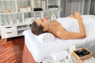 Kafkasyalı kadın müşteri stres önleyici spa masajının keyfini çıkarıyor ve lüks otel ya da oteldeki gündüz açık ortam güzellik salonunda güzellik teniyle eğleniyor. Sessiz.