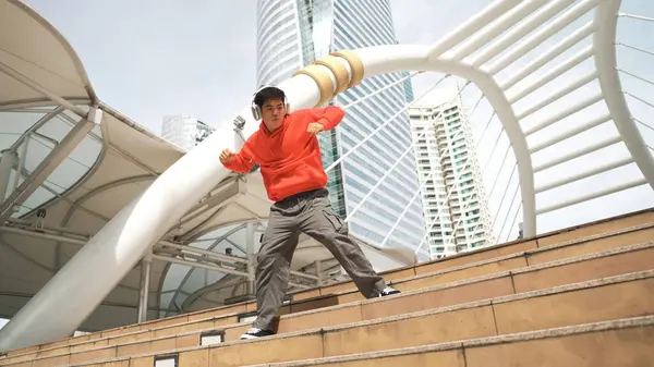 Hipster Asiático Con Auriculares Muestran Paso Paso Mientras Salta Ciudad —  Fotos de Stock