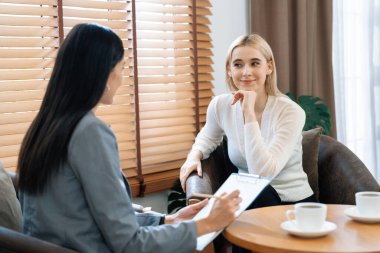 Psikolojik konsültasyon zihinsel problemde iyileşme kaydediyor. Terapi seansında mutlu genç bayan hasta iyileşiyor. Psikiyatrist de akıl hastalığı teşhisi koyuyor. Blithe