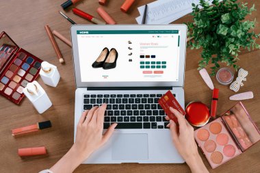 İnternet pazarından alışveriş yapan kadın modern yaşam tarzı için satış malzemeleri arıyor ve son derece siber güvenlik yazılımı tarafından korunan cüzdandan çevrimiçi ödeme için kredi kartı kullanıyor