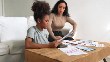 Stresli Afrikalı Amerikalı kadınların kredi kartı borçlarıyla ilgili mali sorunları var. Kötü kişisel para ve ipotek yönetimi krizi kavramını çok önemli ölçüde karşılıyorlar..