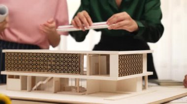 Mimari ekipman incelemesi kullanarak yavaş çekim ev tasarımcısı ve müşteri veya müşteriyle birlikte mimari ev modeli tasarım örneklerini ölçer. Filizlenen