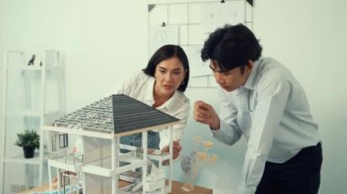 Profesyonel kooperatif beyaz mimar mühendis ekibi ev modelini dikkatle incelerken beyaz modern ofisteki model yapısı hakkında tartışırlar. Yaratıcı karar ve takım çalışması. - Yakın çekim. Tertemiz..