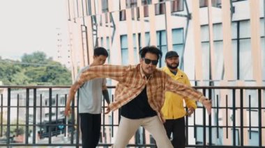 Bir grup hippi koridor alışveriş merkezinde hip-hop müziğine ayak basıyor. Çok kültürlü arkadaş ya da dansçı grubuyla çevriliyken yetenekli break dansçı dansçıları sergilediler. Açık hava sporu 2024 hiphop..