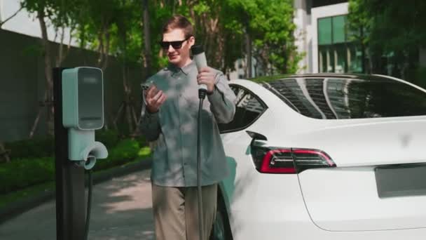 Slow Motion Man Kontrollerar Elektrisk Bil Batteriets Laddningsstatus Räckvidd Och — Stockvideo