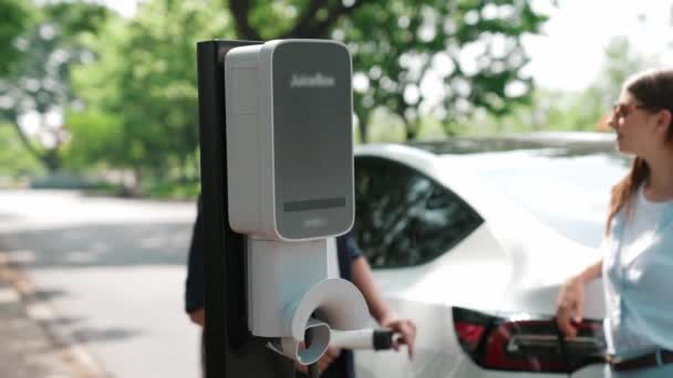 Samochód Ładuje Energię Elektryczną Akumulatora Przez Zakochaną Parę Podróżującą Podczas — Wideo stockowe