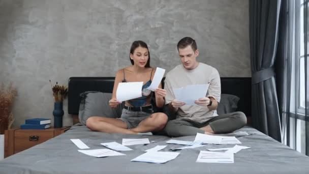 Zestresowana Rodzina Martwi Się Przytłaczającą Masywną Fakturę Karcie Kredytowej Lub — Wideo stockowe