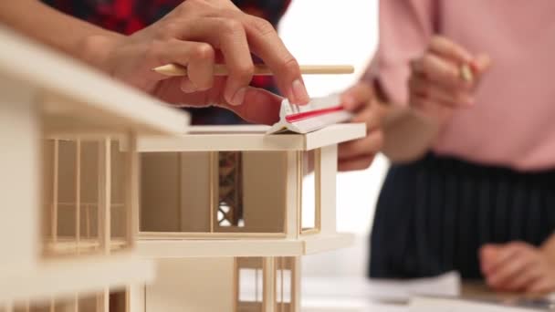 Slow Motion Home Designer Met Behulp Van Architectonische Apparatuur Beoordelen — Stockvideo