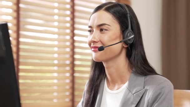 Callcenter Betreiberinnen Oder Helpdesk Mitarbeiterinnen Die Arbeitsplatz Arbeiten Während Sie — Stockvideo