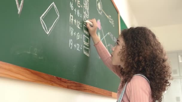 非洲学生在写字板时回答问题的背景图 老师看着小学生在教室前做数学测验 聪明的孩子参加数学课 教育学 — 图库视频影像