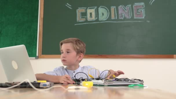 Kök Sınıfında Tahtayla Otururken Elektronik Tahtada Çalışan Bir Öğrenci Çocuk — Stok video