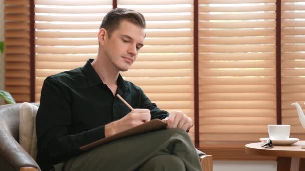 Άντρας Ψυχολόγος Κάθεται Στην Πολυθρόνα Στο Γραφείο Του Ψυχιάτρου Στο — Αρχείο Βίντεο