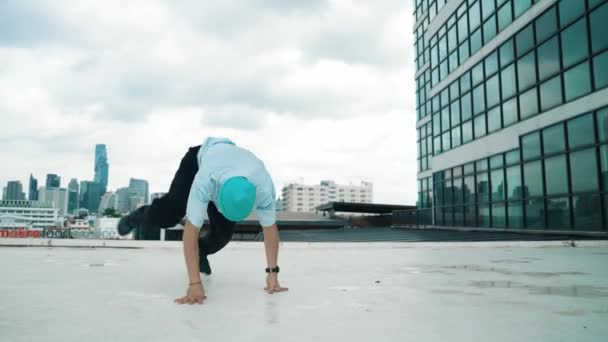 时尚的高加索舞者在摩天大楼表演霹雳舞 在现代城市里 年轻快乐的男子正在练习舞蹈表演编导的肖像形象 户外运动2024 — 图库视频影像