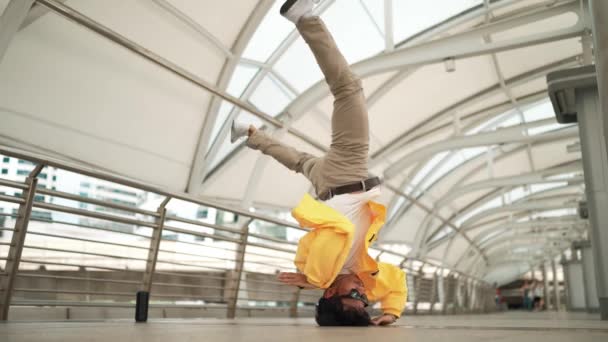 Mooi Gelukkig Aziatisch Hipster Dansen Tijdens Het Gebruik Van Hoofd — Stockvideo