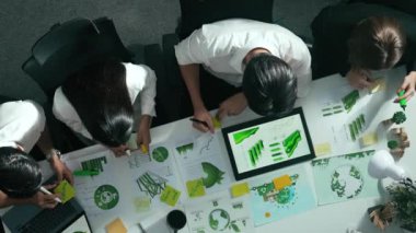 Yönetici yöneticisinin üst görünümü toplantılarda tablet temiz enerji gösterir. İş adamlarının sürdürülebilir çevre yatırımlarını planlamak ve yatırım yapmak için birlikte çalıştıklarına dair havadan bir bakış açısı. Hizalama.