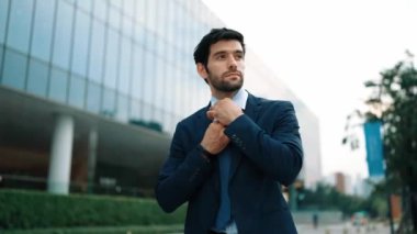 Kafkasyalı yetenekli bir proje yöneticisi. Bulanık geçmişiyle şehirde yürürken telefonla konuşuyor. Akıllı telefon kullanan yetenekli bir işadamı bulanık geçmişi olan bir proje yöneticisiyle konuşuyor. Sevinçli..