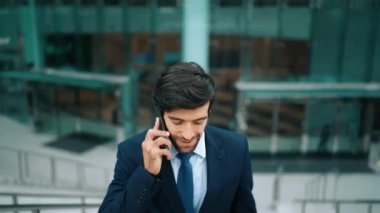 Kafkasyalı yetenekli bir proje yöneticisi. Bulanık geçmişiyle şehirde yürürken telefonla konuşuyor. Akıllı telefon kullanan yetenekli bir işadamı bulanık geçmişi olan bir proje yöneticisiyle konuşuyor. Sevinçli..
