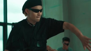 Hip-hop müzik eşliğinde dans eden bir grup genç çok kültürlü hippi. Profesyonel break dansçı takımı şık kıyafetler giyerken sokak dansı yapar ya da pratik yapar. Açık hava sporu 2024 hiphop..