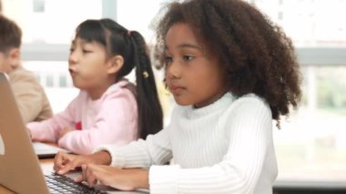 Afrikalı kız, STEM teknoloji dersinde çeşitli arkadaşlarıyla bilgisayar oyunu oynuyor. Mühendislik kodları ve bulanık geçmişi olan programlama sistemi üzerine çok kültürlü bir öğrenci çalışması. Etkinlik.