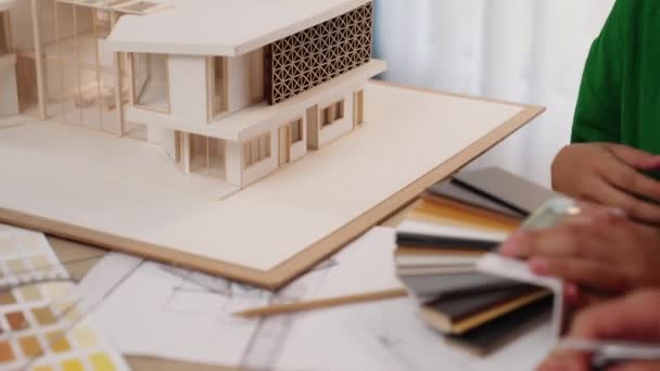 Diseñador Interiores Cámara Lenta Que Utiliza Equipos Arquitectónicos Dibuja Plano — Vídeos de Stock