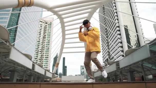 Asyalı Hippi Break Dans Çalışmasının Düşük Açılı Kamerası Kulaklık Takarken — Stok video