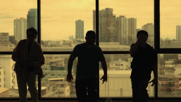 Silhouettenaufnahme Einer Geschickten Choreographen Gruppe Die Zusammen Mit Einem Wolkenkratzer — Stockvideo