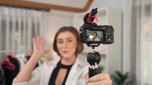 Frauen Influencer Schießen Live Streaming Vlog Video Review Kleidung Prim — Stockvideo