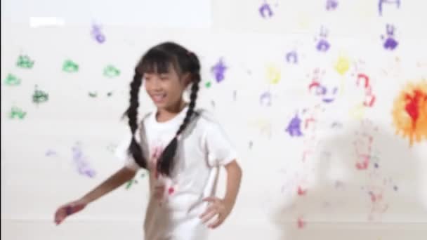 Lekfulla Barn Leker Och Springer Med Färgglada Färgade Handen Framför — Stockvideo