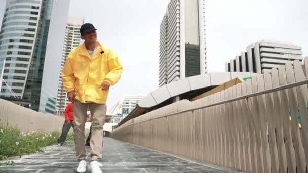 Happy Hipster Melakukan Break Dance Sementara Teman Pindah Musik Bersama — Stok Video