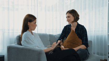 Mutlu hasta ve psikolog klinikte olumlu duygularla zihinsel sağlık sohbetlerini paylaşırken aynı zamanda klinikteki psikologlara başarılı bir iş ve hayatı açıklıyorlar.